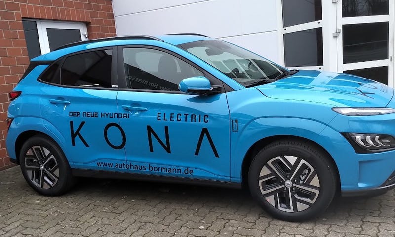 ZERO MARKETING hat im Autohaus Bormann eine Fahrzeugbeschriftung für den neuen HYUNDAI KONA Elektro angefertigt.