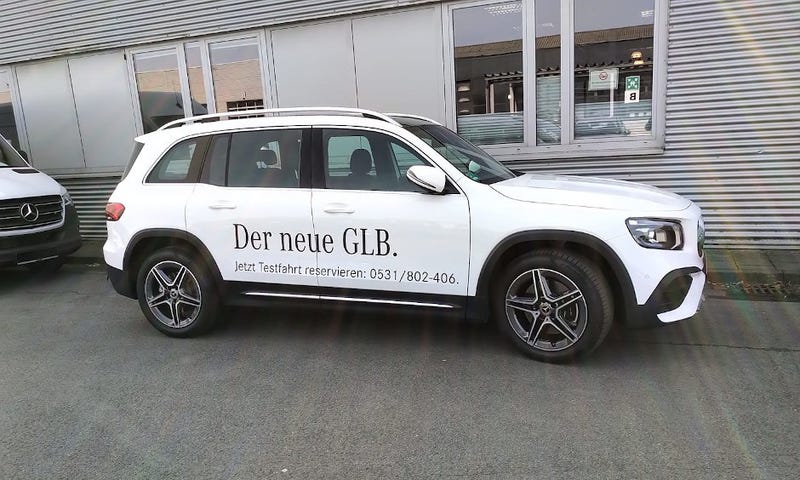 Der Mercedes Benz GLB vom Autohaus ROSIER in Braunschweig wurde von ZERO MARKETING mit einer neuen Fahrzeugbeschriftung individualisiert.